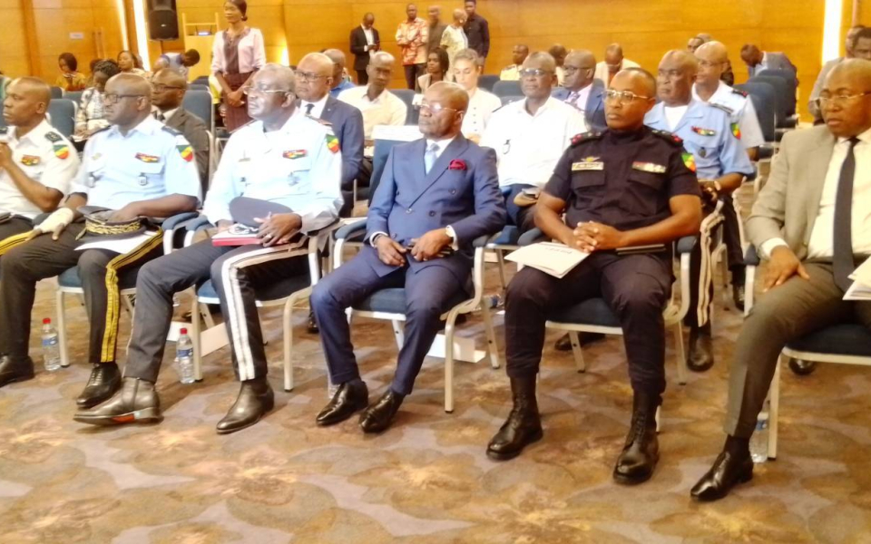 Les officiers de police assistant au lancement du Programme POLICE+